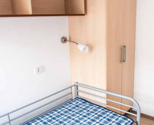 Študentske sobe v Ljubljani - Pogled na posteljo in omaro
