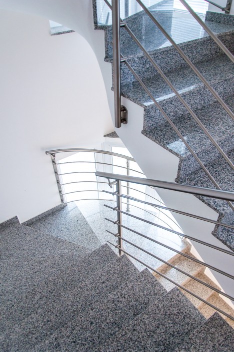Slika stopnišča študentskih sob v Ljubljani
