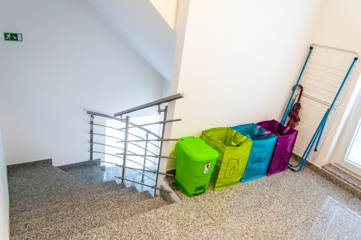 Galerija - Stopnišče in ločevanje odpadkov v zgradbi študentskih sob