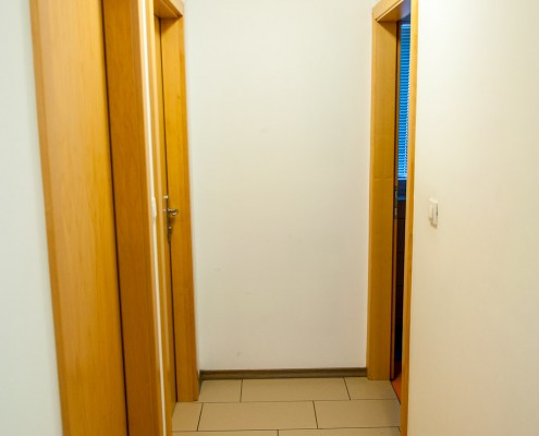 Del hodnika iz katerega se vstopa v študentske sobe