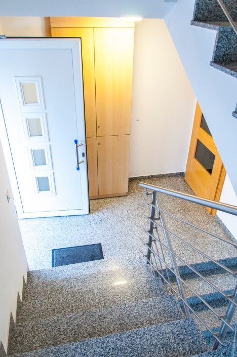 Vhod v stavbo in stopnišče študentskih sob